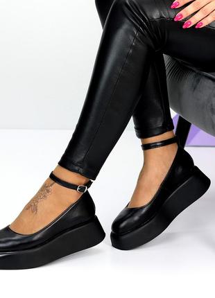 Шкіряні жіночі туфлі чорного кольору, туфлі з ремінцем на танкетці