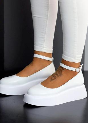 Шкіряні жіночі туфлі білого кольору, туфлі з ремінцем на танкетці1 фото