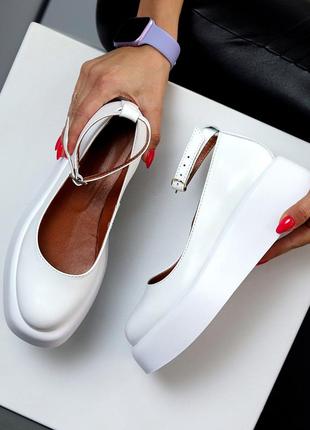 Шкіряні жіночі туфлі білого кольору, туфлі з ремінцем на танкетці2 фото