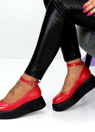 Шкіряні жіночі туфлі червоного кольору, туфлі з ремінцем на танкетці