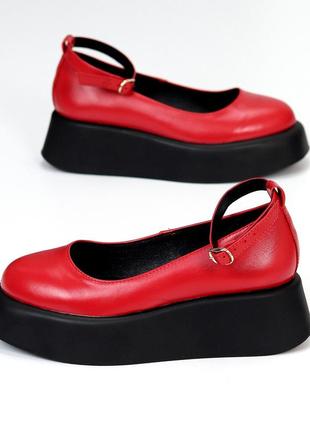 Шкіряні жіночі туфлі червоного кольору, туфлі з ремінцем на танкетці2 фото