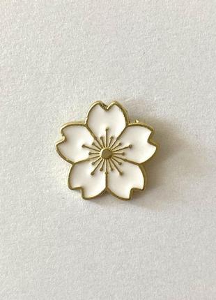 Емальований значок pin пин на рюкзак, куртку  (джинс) квітка біла