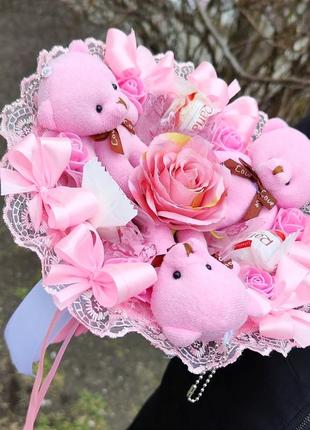 Нежно розовый букет из мягких игрушек и конфет, плюшевый мишка детский букет подарок