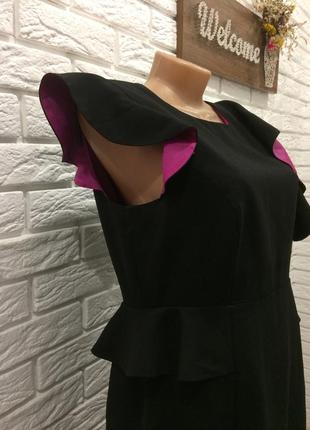 Чорне плаття міні з рюшами і баскою.4 фото