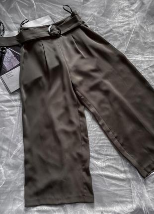 Актуальные брюки кюлоты в цвете хаки с декоративным поясом9 фото