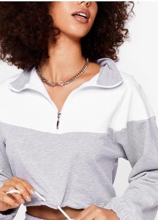 Серо белый свитшот с замком