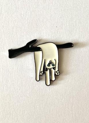 Емальований значок pin пин на рюкзак, куртку  (джинс) кіт на гілці