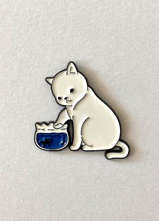 Емальований значок pin пин на рюкзак, куртку  (джинс) кіт з акваріумом