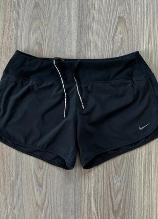 Женские спортивные беговые шорты с карманом nike badge