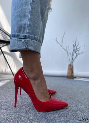 Красные туфли на каблуке9 фото