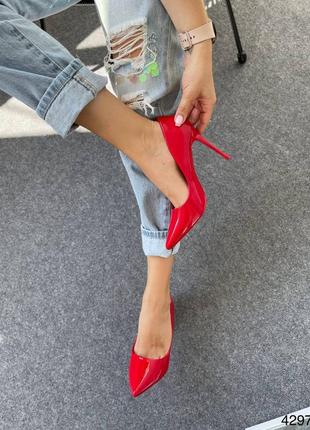 Красные туфли на каблуке8 фото