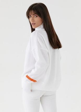 Женский белый свитер свободного кроя2 фото