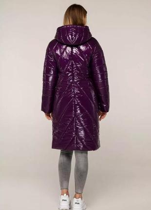 Фиолетовая лаковая куртка-пуховик3 фото