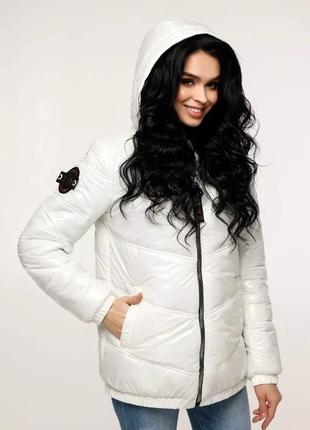 Женская белая  лаковая демисезонная куртка