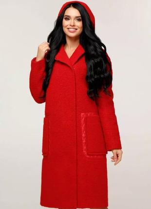 Красное женское пальто с капюшоном