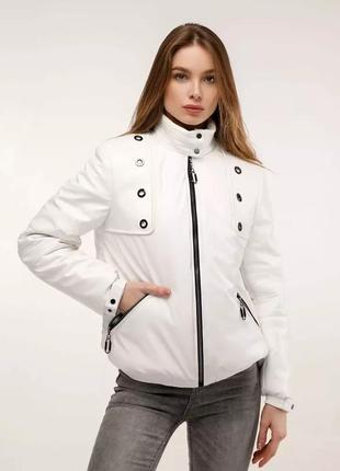 Белая женская демисезонная куртка из эко-кожи