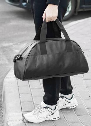 Спортивная мужская сумка черная из экокожи для тренировок и фитнеса женская