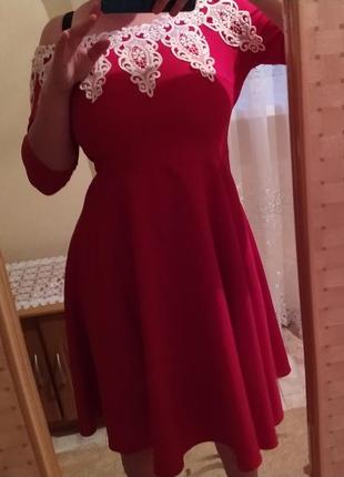 Красное платье с белым кружевом1 фото