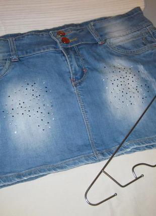 Коротка сексі джинсова спідниця з стразами та потертистями км1741 з кишенями6 фото