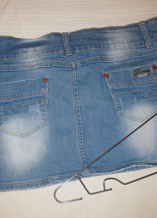 Коротка сексі джинсова спідниця з стразами та потертистями км1741 з кишенями8 фото