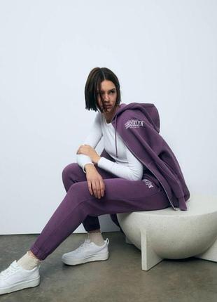 Стильный утепленный брючный костюм спортивный от pull & bear