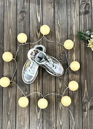 Стильні кросівки сріблясті