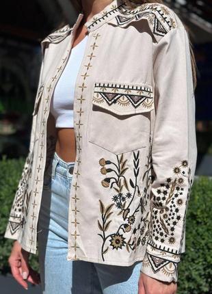 Жакет піджак вишитий стильний модний тренд осені піджак накидка з елементами вишивки красивий