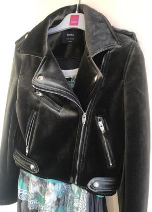 Косуха куртка велюрова оксамитова зелена bershka