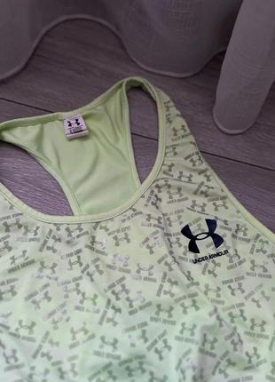 Эффектная спортивная майка с монограммным спереди принтом under armour