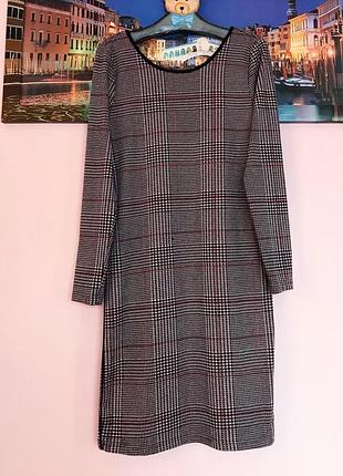 Стильное платье в клетку