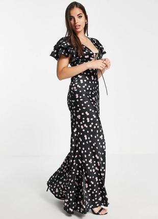 Атласное платье макси косого кроя с рюшами на рукавах и завязками спереди asos design с цветочным принтом1 фото