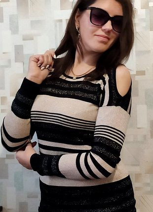 Стильный удлиненный джемпер с блестящей нитью и вырезами на плечах от f&f