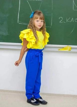 Стильный костюм, брюки и блуза, в патриотических цветах