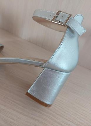 Серебристые босоножки сандалы на каблуке с закрытой пяткой glamorous8 фото