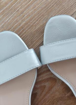 Серебристые босоножки сандалы на каблуке с закрытой пяткой glamorous9 фото