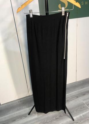 Длинная черная юбка с разрезом