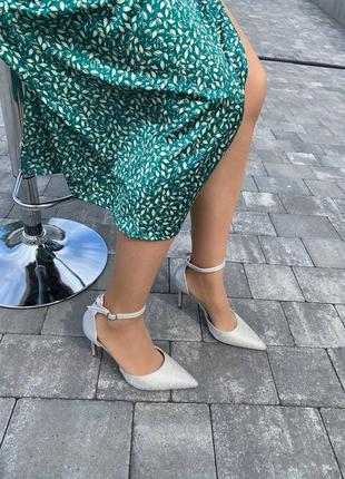 Жіночі срібні туфлі на підборах2 фото