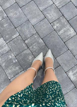 Жіночі срібні туфлі на підборах4 фото