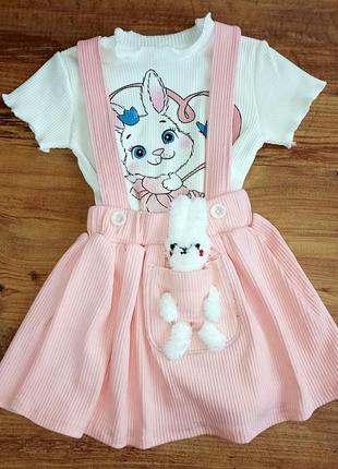 Модный костюм для девочки  с игрушечным зайчиком юбка и футболка1 фото