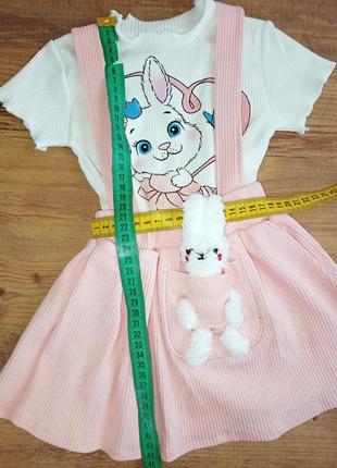 Модный костюм для девочки  с игрушечным зайчиком юбка и футболка4 фото