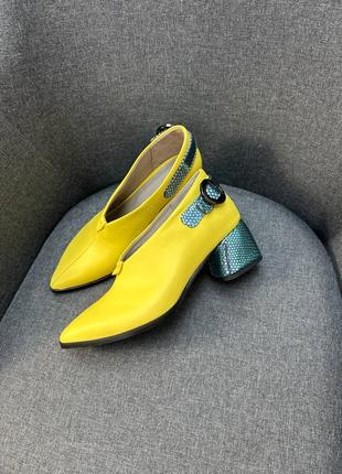 Желтые кожаные туфли с акцентным каблуком много цветов3 фото