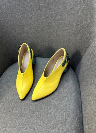 Жовті шкіряні туфлі з акцентним каблуком багато кольорів5 фото