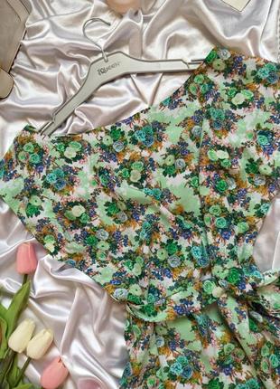 Легкое летнее платье из натуральной ткани с поясом в цветочный принт зеленая цветы4 фото