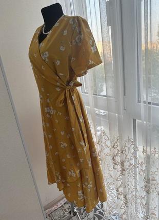 Классное летнее платье на запах в цветочный принт3 фото