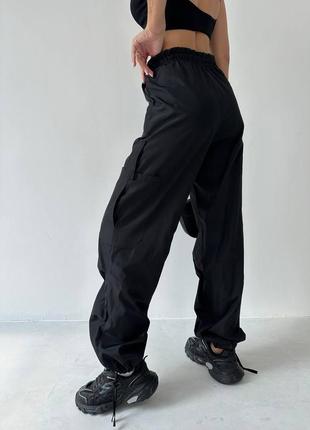 Трендовые брюки карго на высокой посадке плащевка черные бежевые графит серые белые молочные брючины6 фото