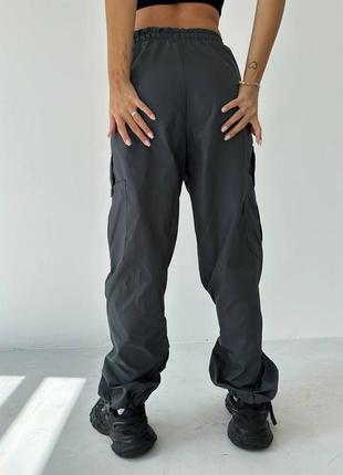 Трендовые брюки карго на высокой посадке плащевка черные бежевые графит серые белые молочные брючины4 фото
