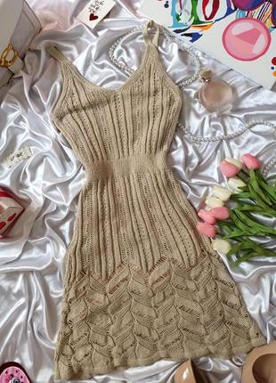 В'язана бежева міні сукня на бретелях пісочного кольору10 фото