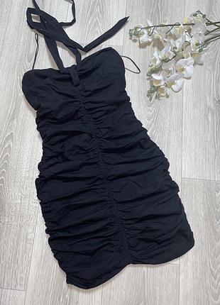 Маленька чорна сукня zara з драпіровкою.