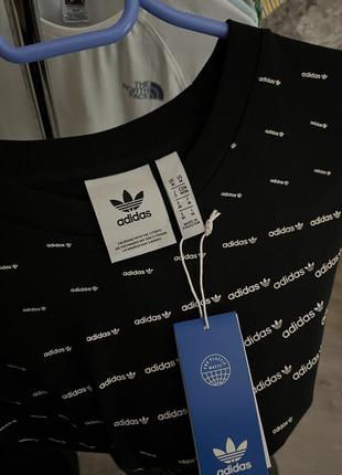 Чёрная длинная футболка в монохром лого adidas4 фото