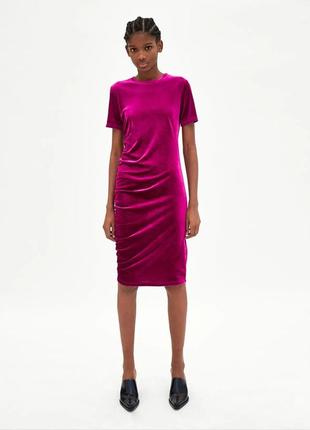 Розовое бархатное платье миди с драпировкой/велюровое